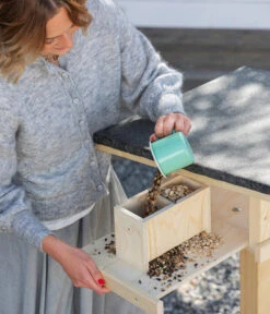 Dehner Natura Futterhaus Karwendel, Natur, Inkl. Ständer, Ca. B84,3/H127,2/T84,3 Cm -Tepro Store 6622872 6622898 6622906 6622922 WE MO 004 NVHRofanKarwendel