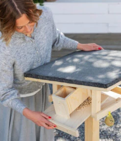 Dehner Natura Futterhaus Karwendel, Natur, Inkl. Ständer, Ca. B84,3/H127,2/T84,3 Cm -Tepro Store 6622872 6622898 6622906 6622922 WE MO 008 NVHRofanKarwendel