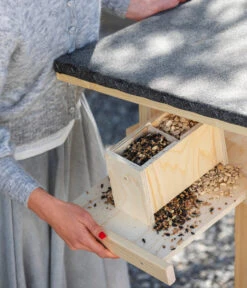 Dehner Natura Futterhaus Karwendel, Natur, Inkl. Ständer, Ca. B84,3/H127,2/T84,3 Cm -Tepro Store 6622872 6622898 6622906 6622922 WE MO 012 NVHRofanKarwendel